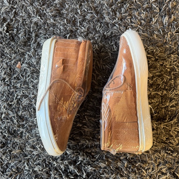 Size 10.5 - Picture 2 of 4